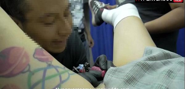  Tatuajes x sexo, coelgiala se va a tatuar la vagina y termina siendo follada y masturbada por los tatuadores, para mas videos visita XRED